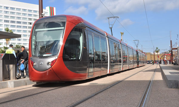 بيضاويون يقطعون الطريق على الطرامواي والشركة تلوح بالمتابعة