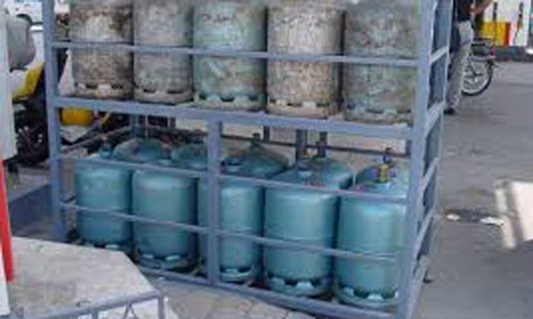 تجار المواد الاستهلاكية يكشفون تهافت المواطنين على قنينات الغاز