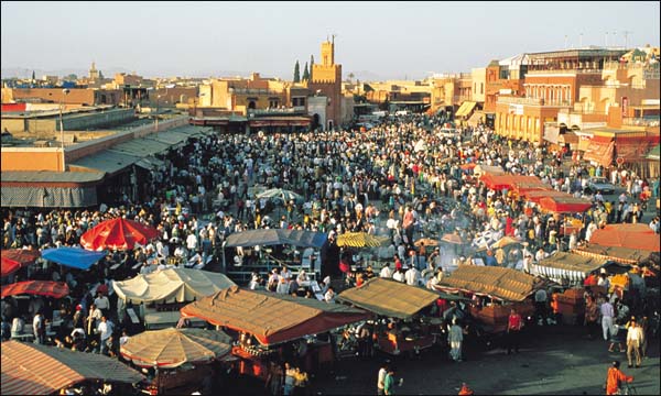 تجار ساحة جامع الفنا يغلقون احتجاجا على بائعي المأكولات