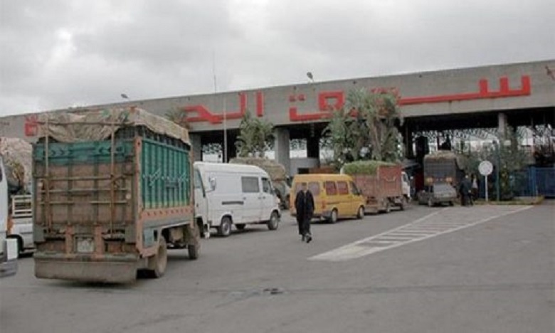 تجنيد 50 عنصر من الشرطة الإدارية للتأكيد على إلزامية وضع الكمامات بسوق الجملة للخضر والفواكه بالبيضاء