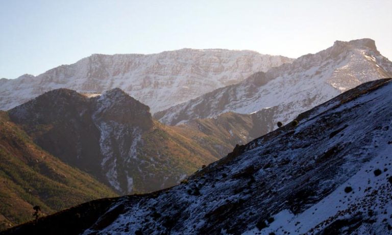 تساقطات ثلجية وطقس بارد من الجمعة إلى الأحد بعدد من أقاليم المملكة