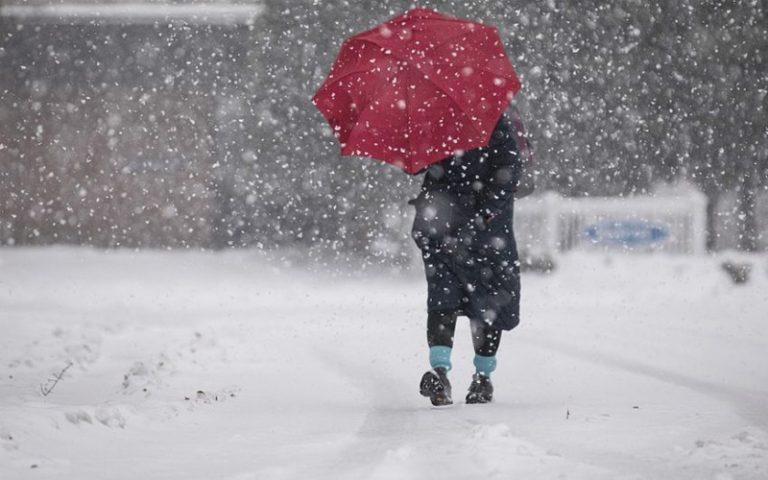 تساقطات ثلجية وطقس بارد من يوم غد الجمعة إلى الاثنين بعدد من الأقاليم