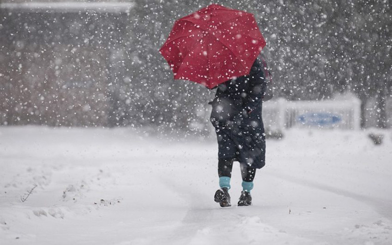 تساقطات ثلجية وطقس بارد من يوم غد الجمعة إلى الاثنين بعدد من الأقاليم
