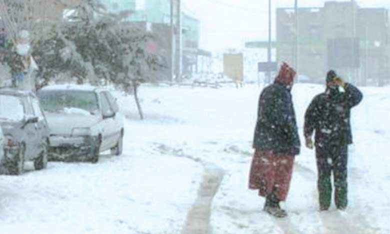 تساقطات ثلجية وموجة برد مصحوبة برياح قوية ابتداء من غد الجمعة بعدد من المناطق