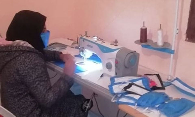 تعاونية بإفران تبادر إلى صناعة وتوزيع كمامات واقية بالمجان