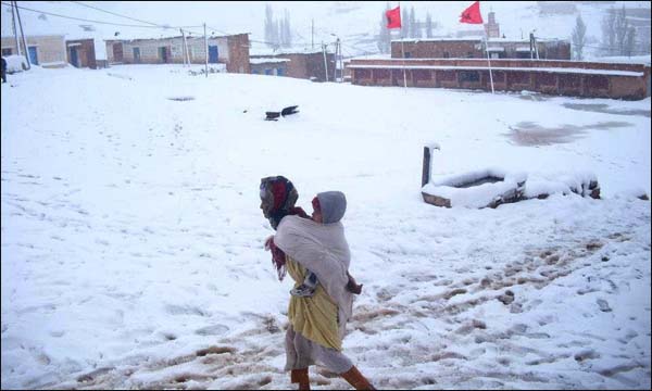 تعبئة الموارد البشرية واللوجيستيكية لإزاحة الثلوج وفك العزلة بأزيلال