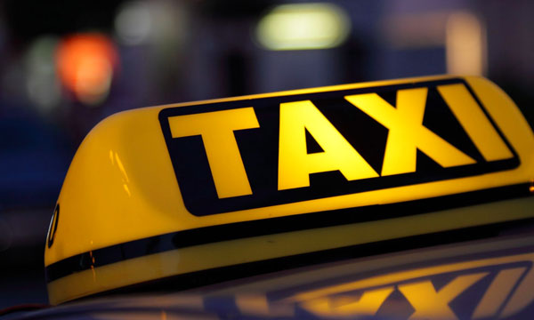 تفيلت: جمعيات مدنية تجبر أرباب الطاكسيات على التراجع عن الزيادة في تسعيرة النقل