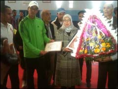 تكريم الزميلة خديجة بن اشو في اليوم العالمي للمرأة الصحافية المغربية خديجة بن إشو أثناء تكريمها