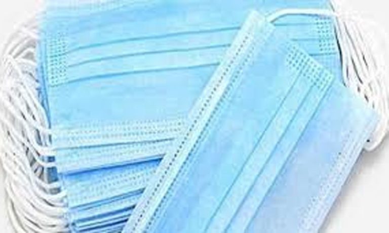 توافد مواطنين إلى المحلات التجارية لاقتناء الكمامات تقيدا بقرارات السلطات العمومية