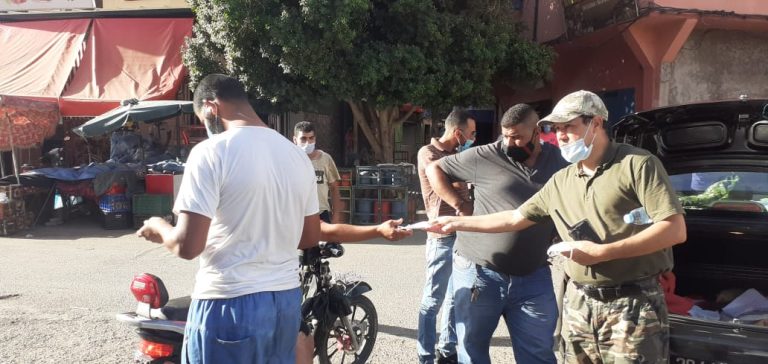 توزيع الكمامات الواقية على المواطنين بمراكش وضواحيها للتحسيس بأهميتها الصحية وإلزاميتها بحكم القانون