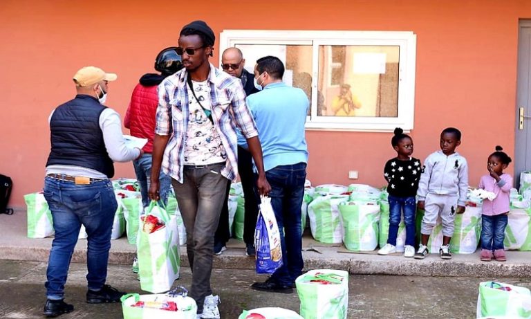 توزيع مساعدات غذائية للتخفيف من تداعيات جائحة كورونا على المهاجرين الأفارقة بمراكش