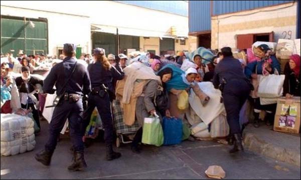 جمعية إسبانية تطالب بحماية كرامة "الحمّالة" بباب سبتة