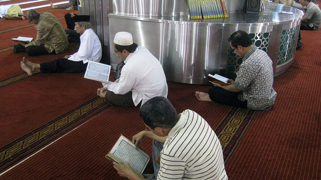 جولة في سورابايا يطغى عليها تطلع الناس للأجواء الرمضانية