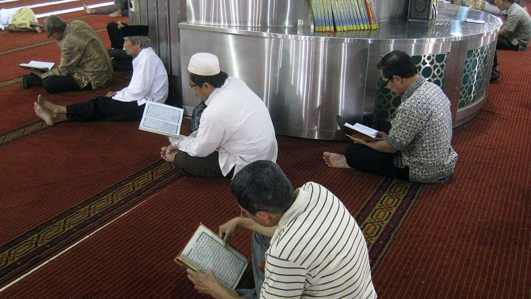 جولة في سورابايا يطغى عليها تطلع الناس للأجواء الرمضانية