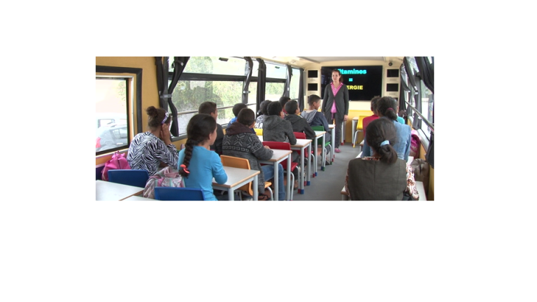 حافلة المعرفة تجوب مجموعة من مدارس خريبكة ضمن مبادرة أكت فوركومينيتي