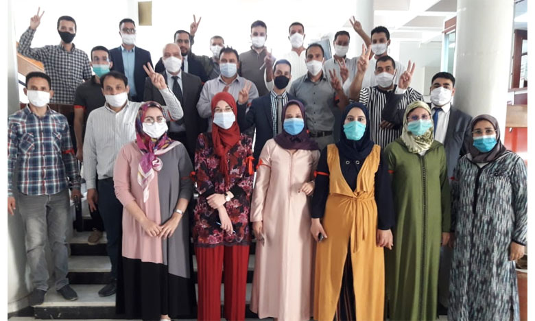 حاملو الشهادات العليا بوزارة العدل يصعدون ويحتجون بالشارات أمام المحاكم