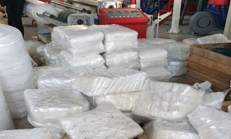 حجز 2 طن من الأكياس البلاستيكية و14 طن من المواد الأولية لتصنيعها مخبأة بمعمل سري بالبيضاء