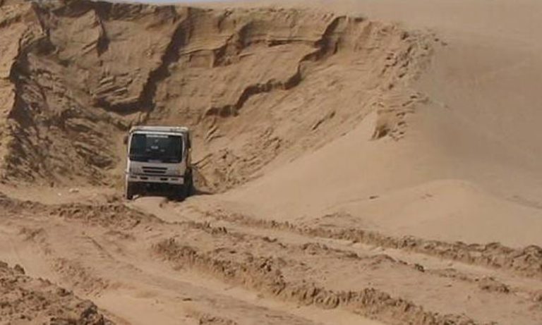 حجز شاحنتين محملتين بالرمال المهربة بالقنيطرة