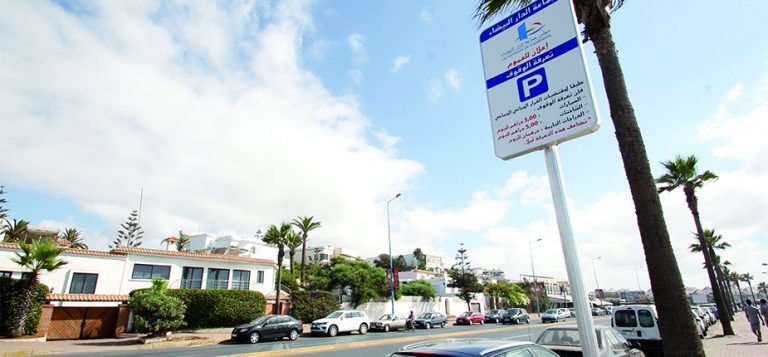 حراس السيارات بكورنيش البيضاء يبتزون الزبناء