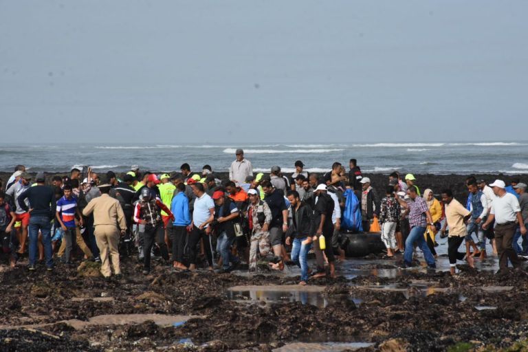 حصيلة "زورق الموت" ترتفع إلى 12 قتيل بعد العثور على 5 جثث بشاطئ النحلة