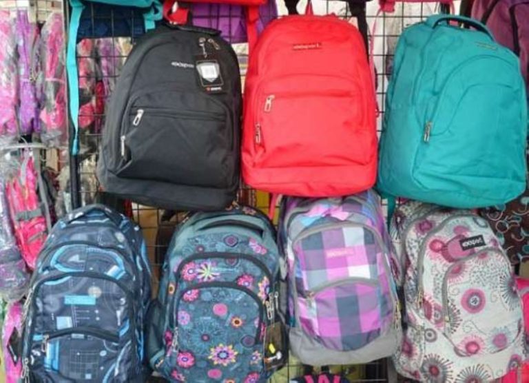 حقائب مدرسية مستوردة عالقة لدى الجمارك