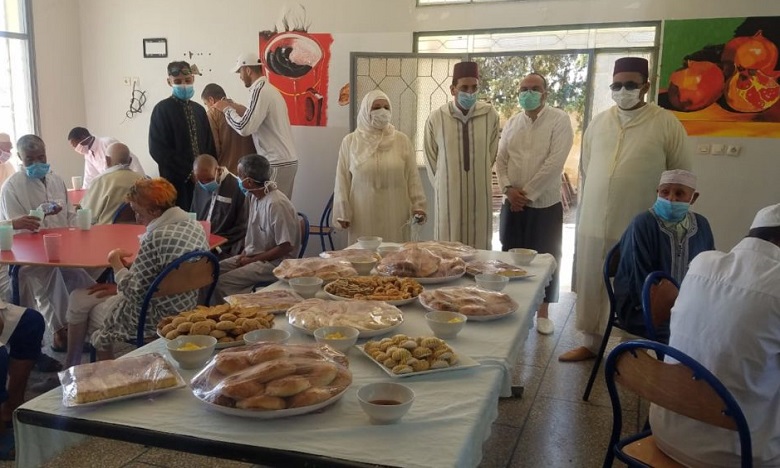 خريبكة: أشخاص بدون مأوى ومهاجرون أفارقة يحتفلون بعيد الفطر في احترام للحجر الصحي