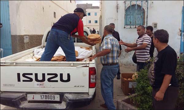 السلطات المحلية توزع الخبر على المواطنين بعد استقدامه من مناطق أخرى (خاص)