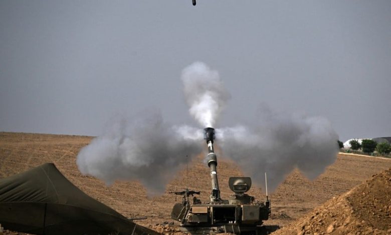 دبابات إسرائيلية تقصف مستشفى في غزة دبابات إسرائيلية تقصف مستشفى في غزة