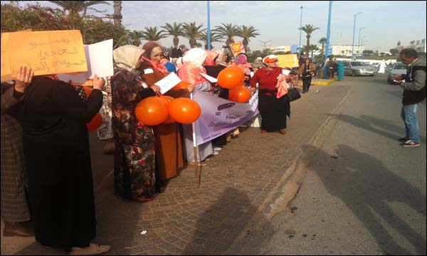 جانب من الوقفة الاحتجاجية أمام محكمة عين السبع بالدارالبيضاء (أيس بريس)