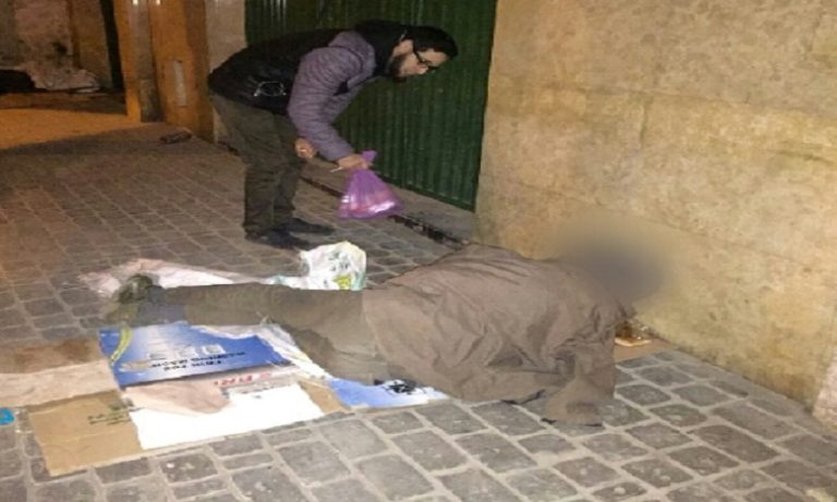 "رواحل الخير" توزع الأغطية والأطعمة والملابس على مشردي مدينة تطوان