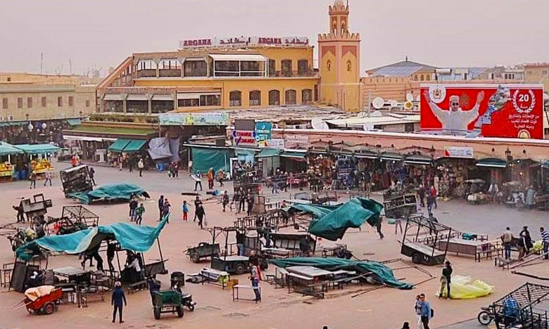 رياح عاتية تتسبب في خسائر مادية جسيمة وتمنع المطاعم المتنقلة بساحة جامع الفنا