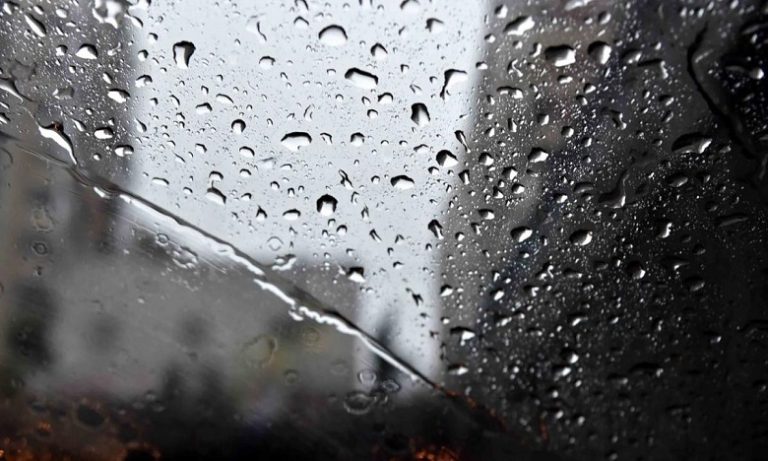 رياح قوية وزخات رعدية يومي الأربعاء والخميس بعدد من المناطق