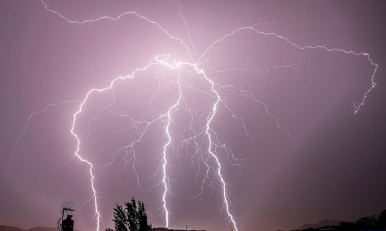 زخات رعدية قوية مصحوبة بالبرد اليوم السبت