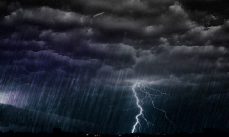 زخات رعدية قوية يوم غد الثلاثاء بعدد من المناطق