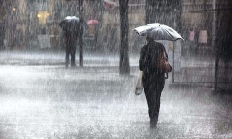 زخات رعدية قوية يومي الجمعة والسبت بعدد من المناطق