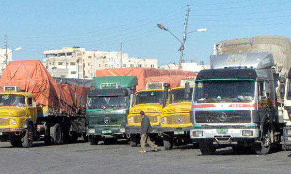 سائقو الشاحنات يعودون للإضراب بعد إعلان الوزارة عن تعليقه