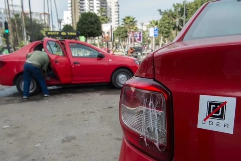 سائقو سيارات الأجرة بالدارالبيضاء يطاردون زبناء خدمة النقل عبر التطبيقات الذكية