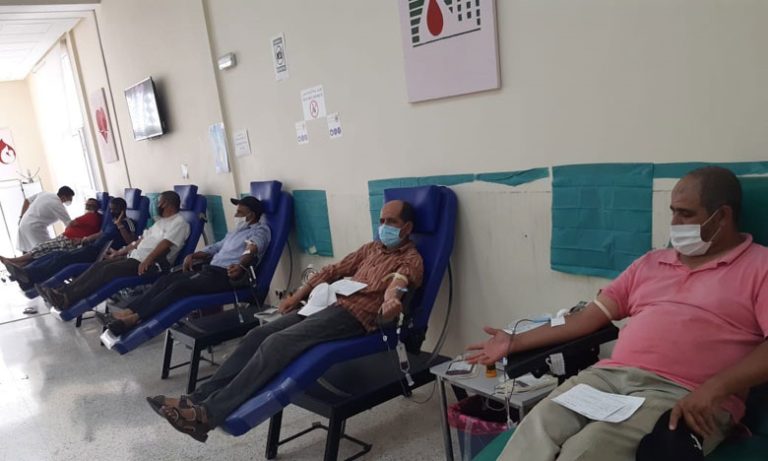 سائقو سيارة الأجرة الكبيرة بمحطة عرصة المعاش بمراكش ينخرطون في حملة للتبرع بالدم