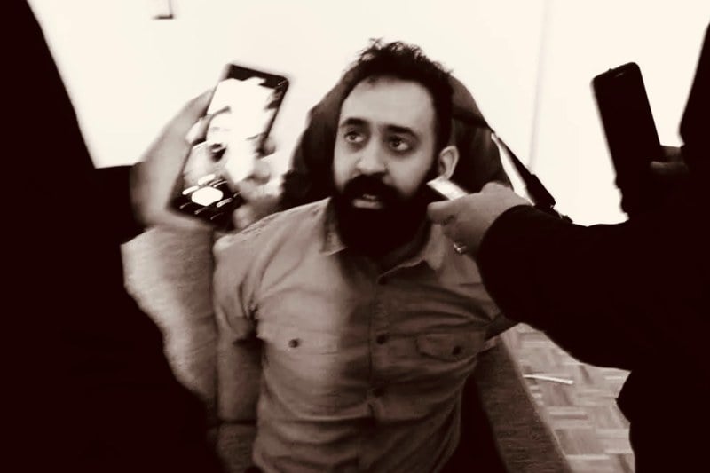 سجن مغنٍ انتقد الحجاب الإلزامي في إيران