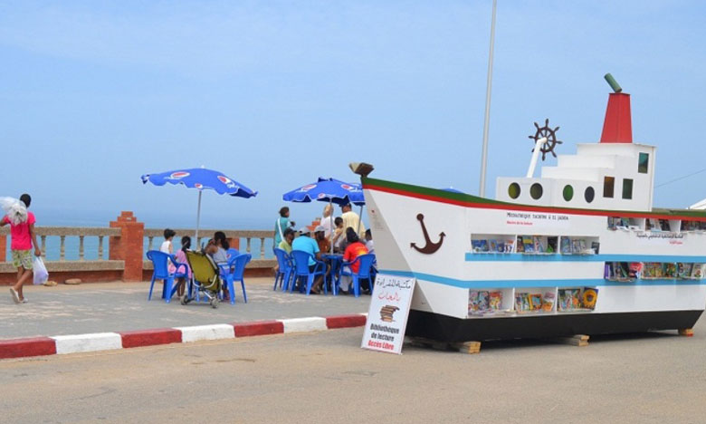 سفينة شراعية محملة بالمئات من الكتب لرواد شاطئ الجديدة