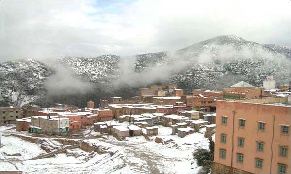 سكان إملشيل ينتظرون المساعدات لمواجهة البرد والعزلة سكان إملشيل ينتظرون المساعدات لمواجهة البرد والعزلة