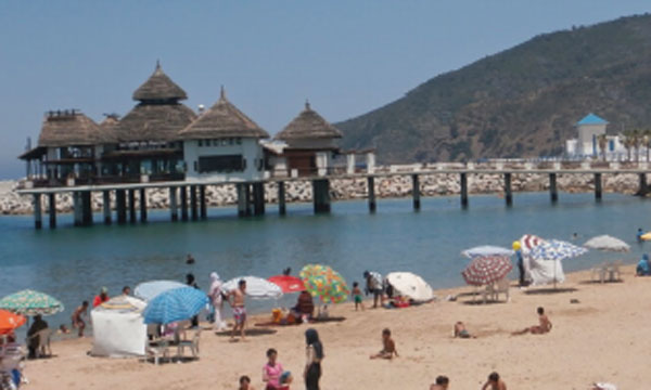 سلطات المضيق الفنيدق تدعو المصطافين إلى الحيطة والحذر بسبب تزايد قناديل البحر