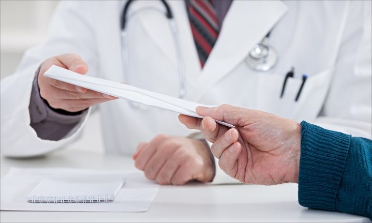 ضبط طبيب بالدارالبيضاء متلبس بتلقي رشوة 600 درهم مقابل شهادة طبية