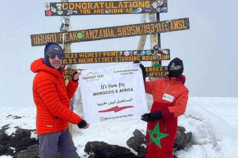 طفل مغربي يتسلق أعلى قمة في إفريقيا
