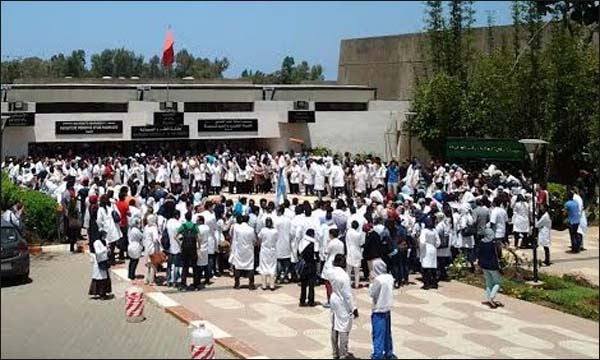 طلبة الطب بالبيضاء يحتجون ضد الخدمة الإجبارية
