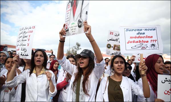 طلبة الطب يواصلون الاحتجاج والإدارة تحاول امتصاص الغضب