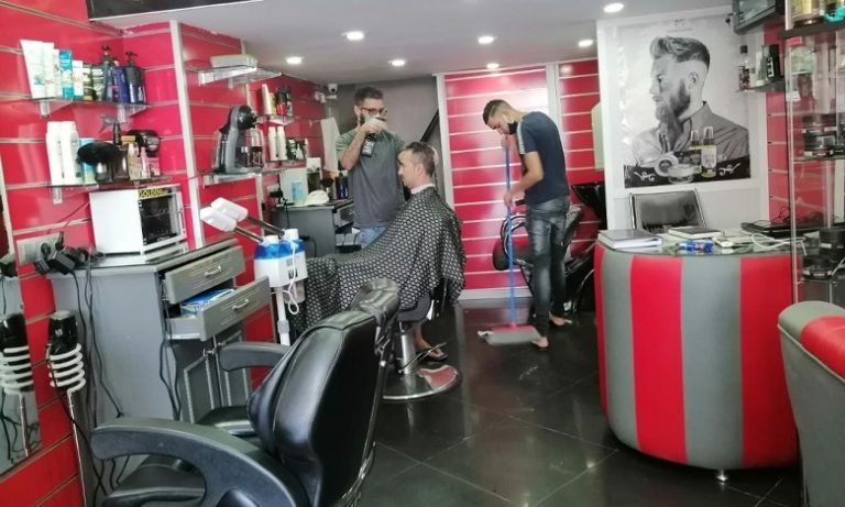 طنجة: إقبال مكثف على محلات الحلاقة تضبطه حزمة من التدابير الوقائية