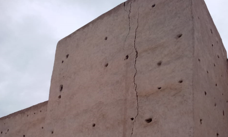 ظهور تصدعات وتشققات على السور التاريخي لمدينة مراكش بعد استفادته من عملية ترميم واسعة
