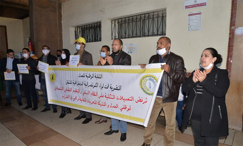 عدليو الكونفدرالية ينتقلون إلى معركة الأمعاء الخاوية بعد غد الثلاثاء ويحتجون بحمل الشارة