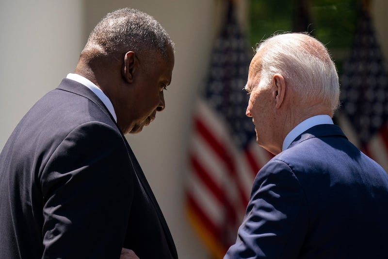 علاج أوستن من السرطان يثير جدلا بأمريكا